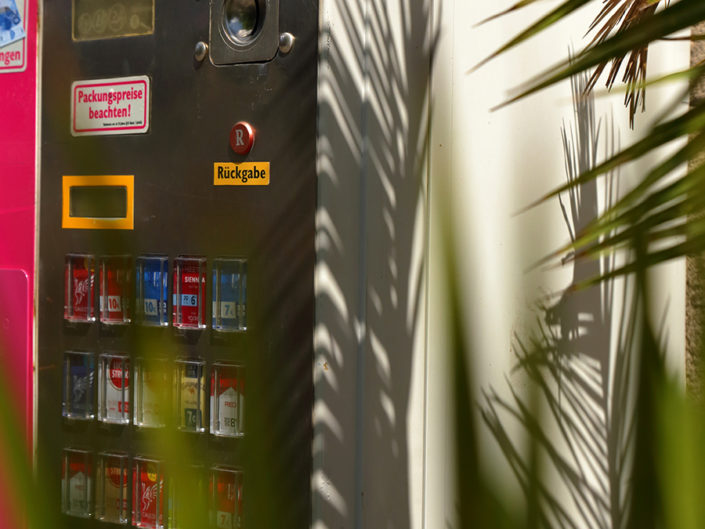 Zigarettenautomat mit Palmblättern