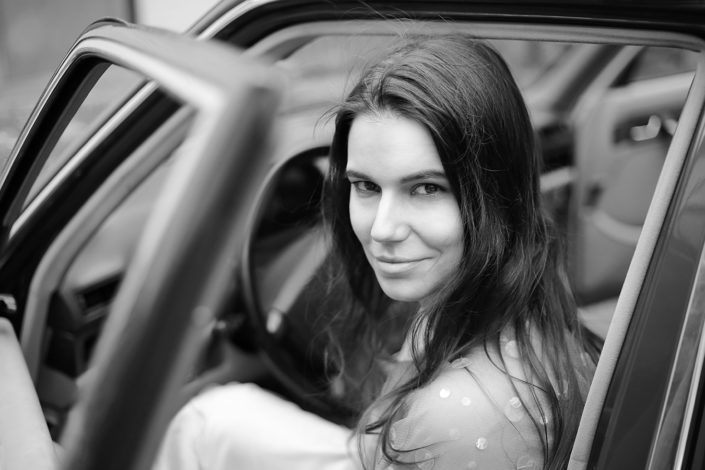 Frauen Portrait im Auto