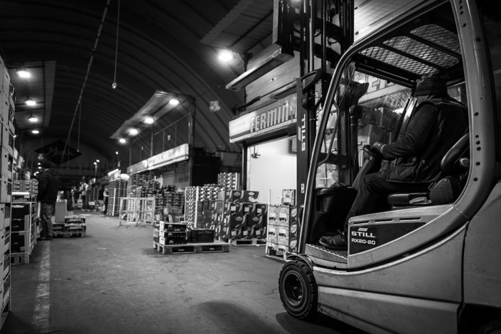 Großmarkt Köln Staplerfahrer in der Markthalle