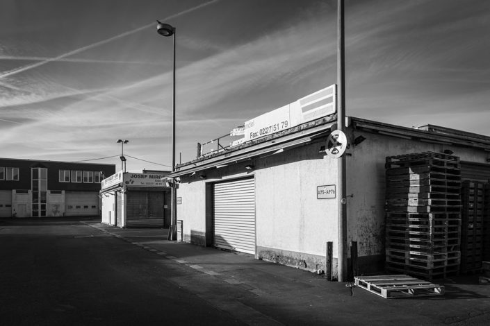 Großmarkt Köln Gelände mit Lagerhalle und Markständen