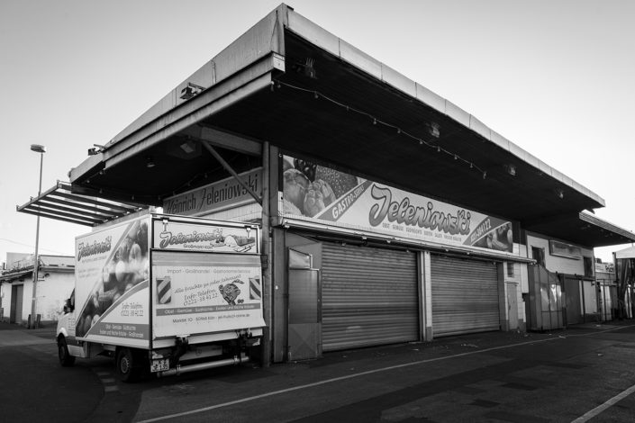 Großmarkt Köln Gelände mit Lagerhalle und Markstängen