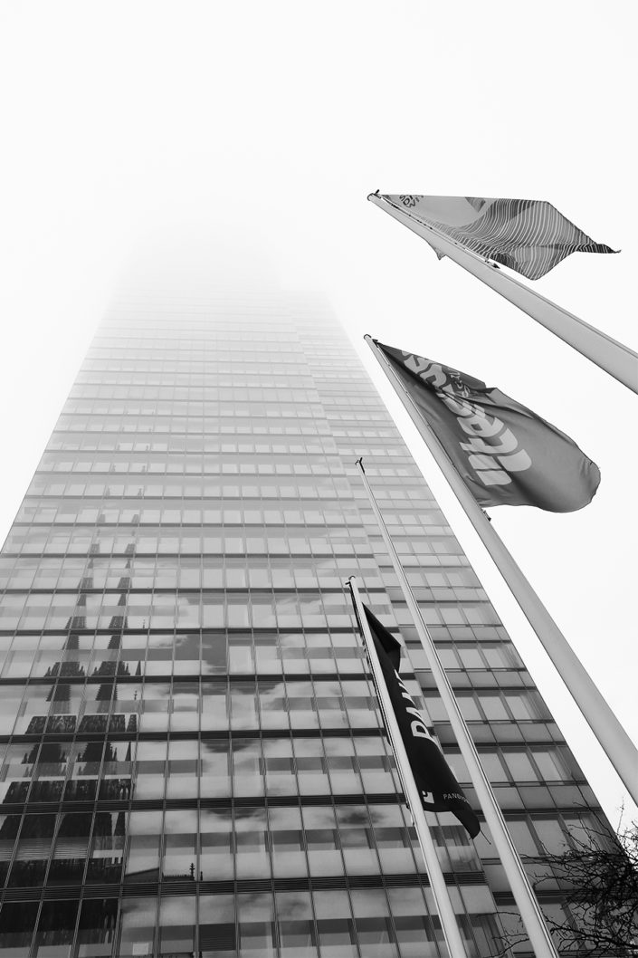 Hochhaus im Mediapark Köln im Nebel