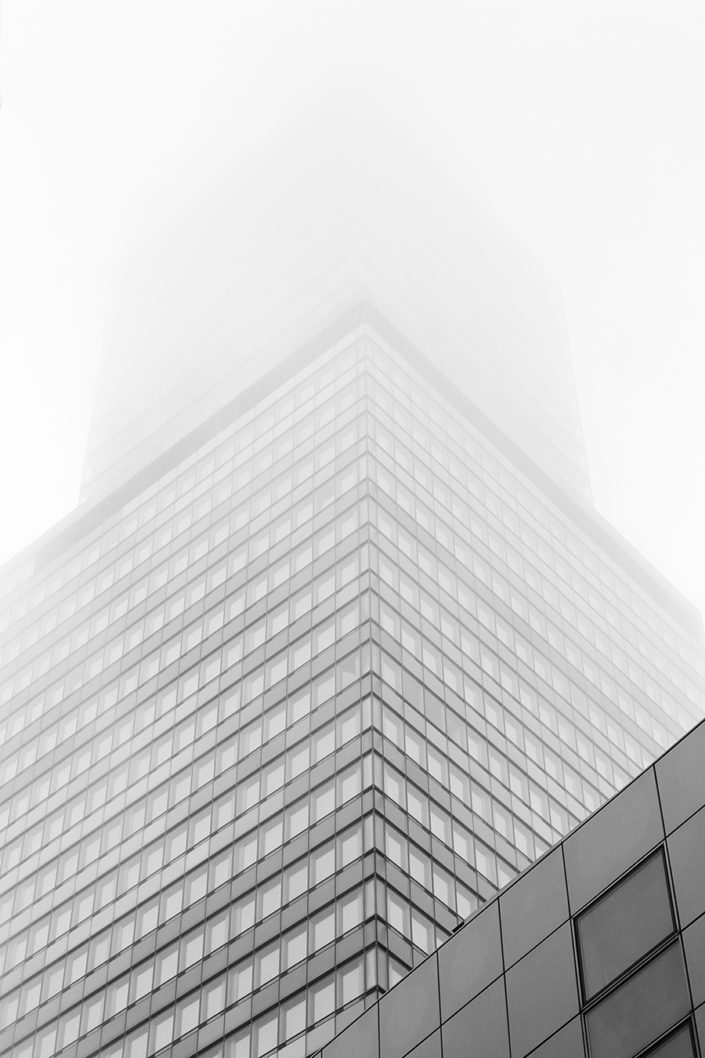 Hochhaus im Mediapark Köln im Nebel