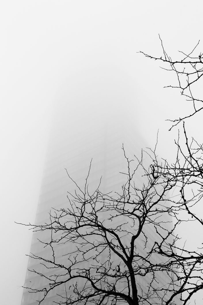 Hochhaus im Mediapark Köln im Nebel