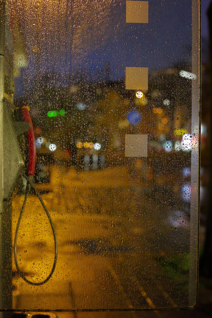 Telefonzelle nachts im Regen
