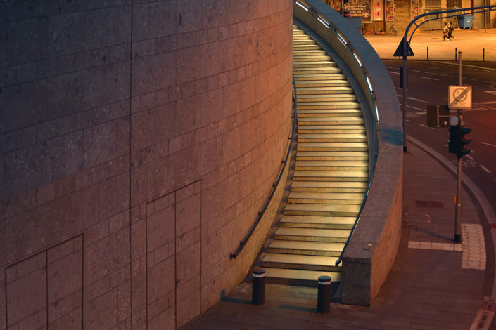 Treppe beim Kölner Hauptbahnhof im Abendlicht