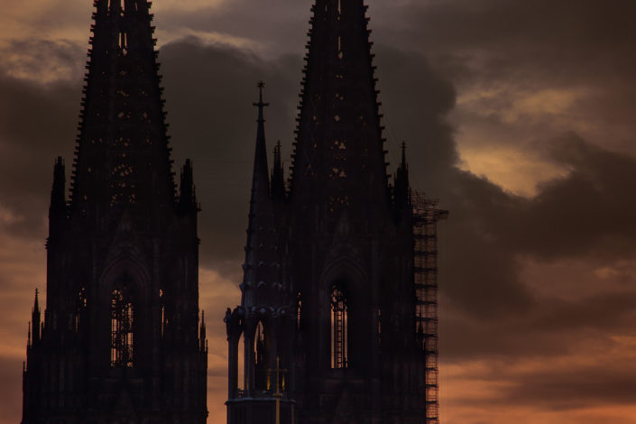 Die Türme des Kölner Doms im Abendlicht
