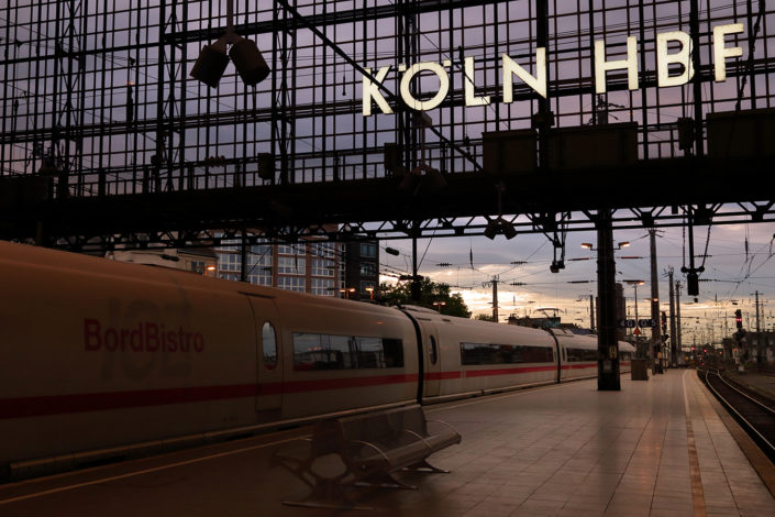 Am Bahnsteig im Kölner Hauptbahnhof am Abend