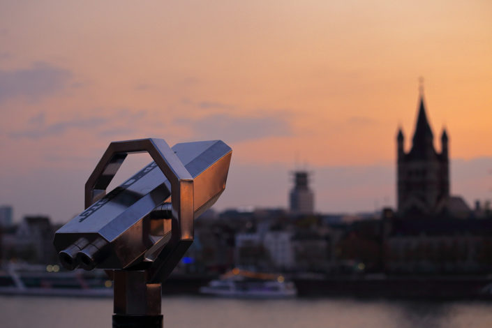 Blick von der Hohenzollernbrücke in Köln auf Groß St. Martin im Abendlicht