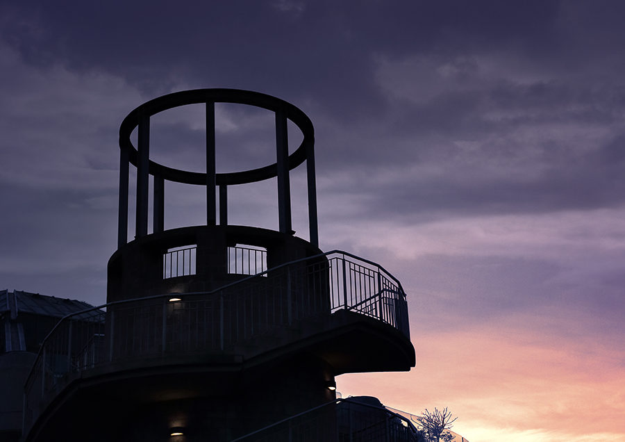 Turm des Maritim Hotels in Köln bei Abendstimmung