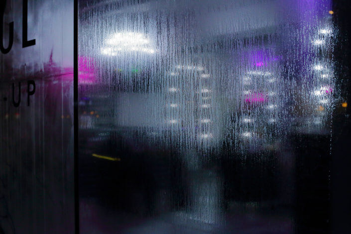 Farbspiel hier nasser Schaufensterscheibe im Regen