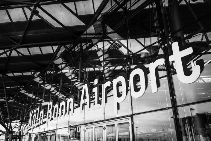 Köln Bonn Flughafen Terminal 2 Eingang mit Logo