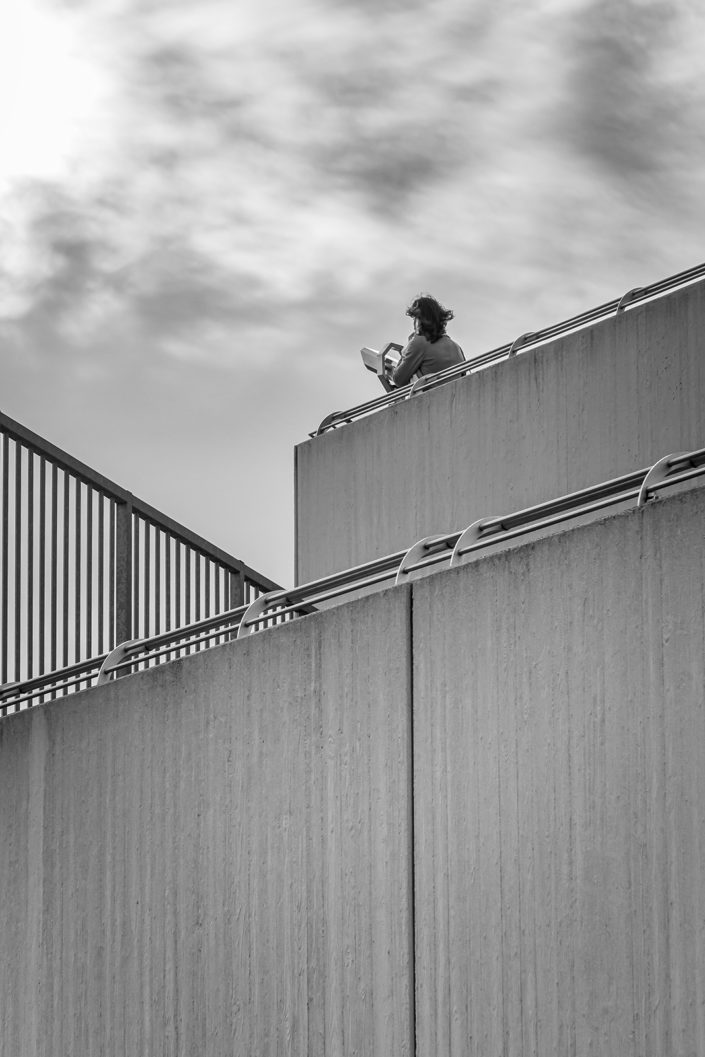 Köln Bonn Flughafen Planespotter mit Fernglas