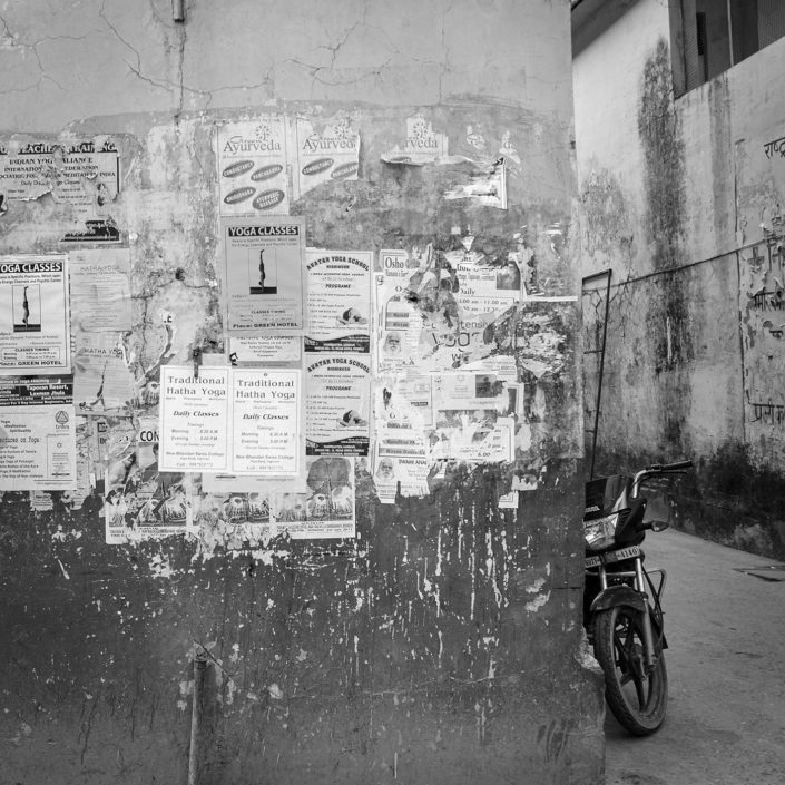 Indien, Uttarakhand, Rishikesh, Plakatwand mit Yogaplakaten und Motorrad
