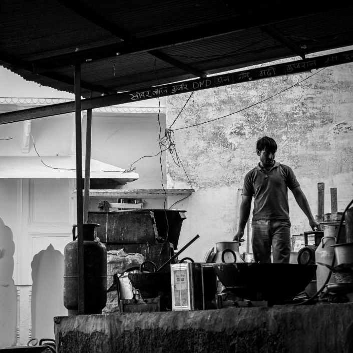 Indien, Rajastjan, Pushkar, Koch in einer Außenküche