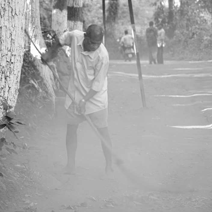 Indien, Ganeshpuri, Maharashtra, Straßenkehrer