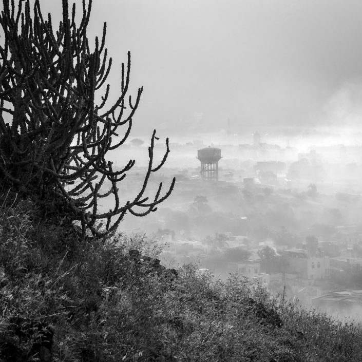 Indien, Rajastjan, Pushkar, Aussicht vom Hügel mit Nebel am Morgen