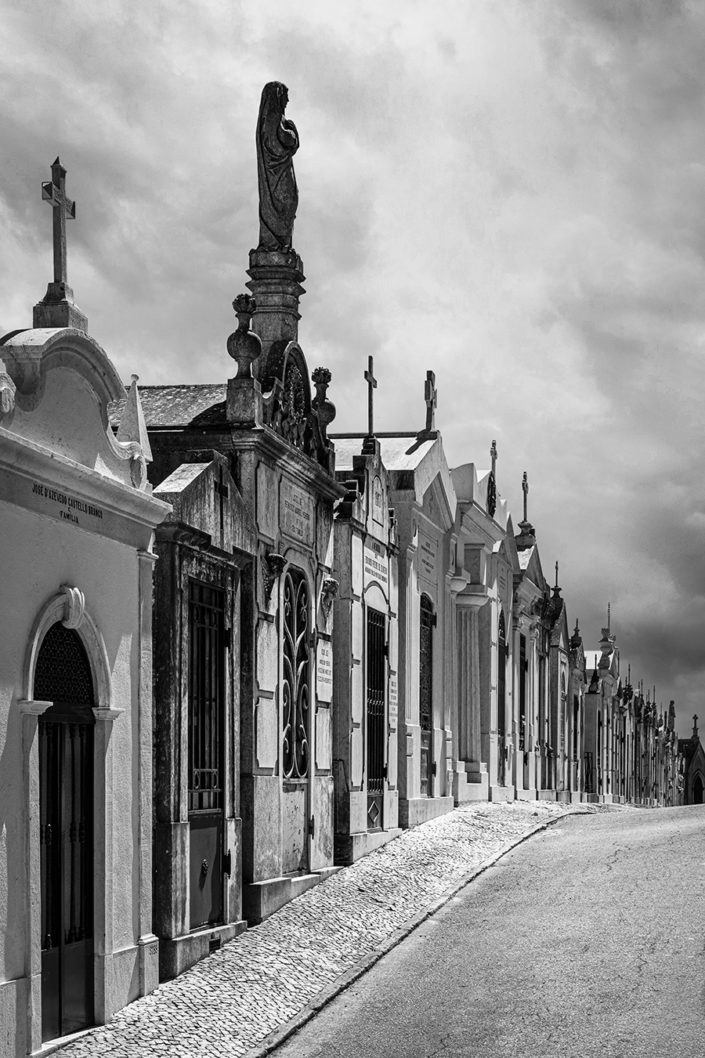 Gräber auf dem Friedhof Prazeres in Lissabon