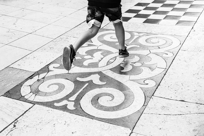 Dekorativer Gehweg mit Muster in Lissabon