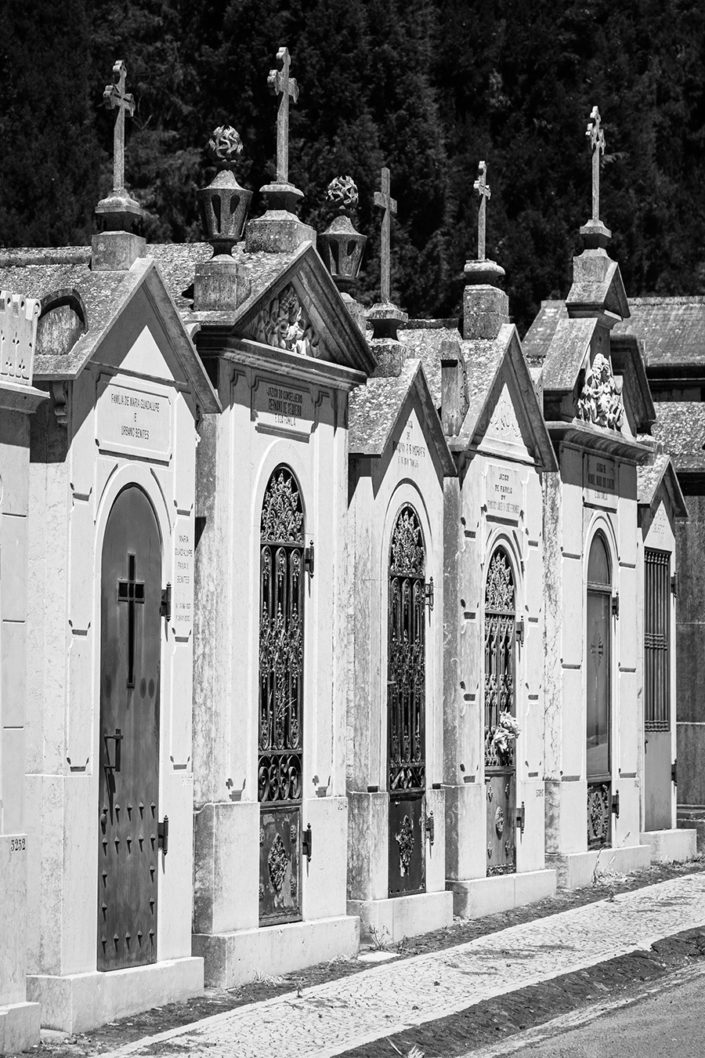 Gräber auf dem Friedhof Prazeres in Lissabon
