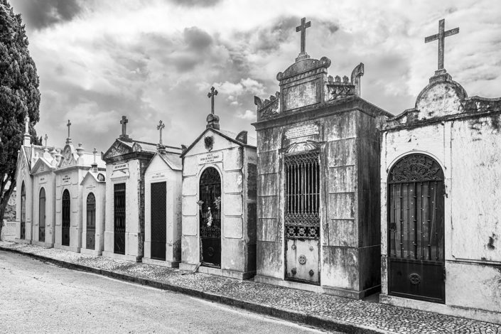 Gräber auf dem Friedhof Prazeres in Lissabon