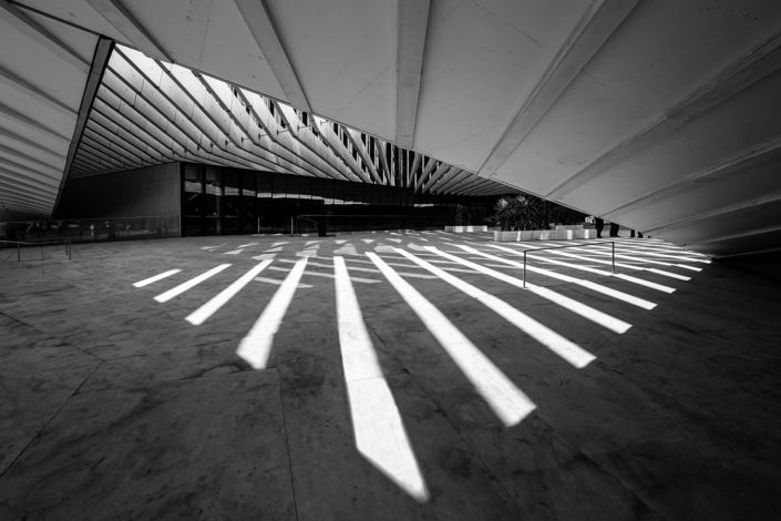 Schwarz-Weiss Foto mit Schatten, Moderne Architektu, EDP Headquarters, Lissabon, Portugal