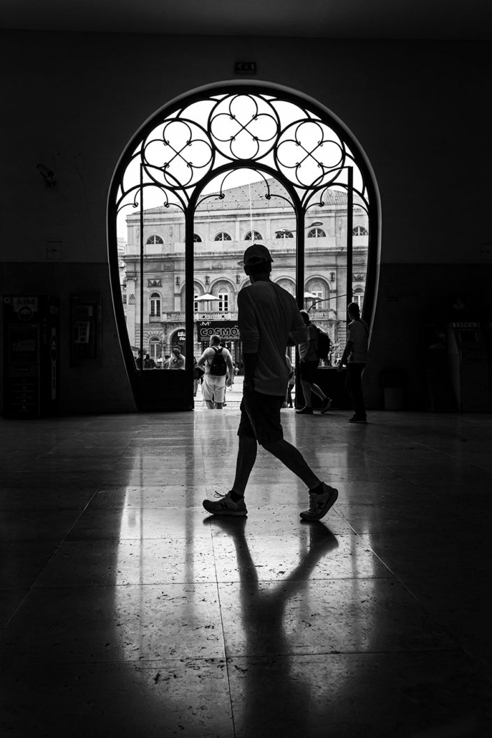 Fotografieren im Gegenlicht vor einem Eingang eines historischen Gebäudes in Lissabon