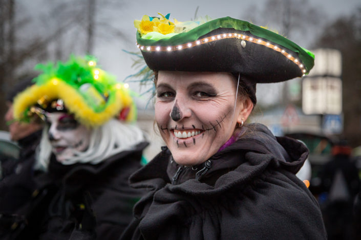 Mitglied der Samba Band Katakichi Cologne auf dem Geisterzug 2023