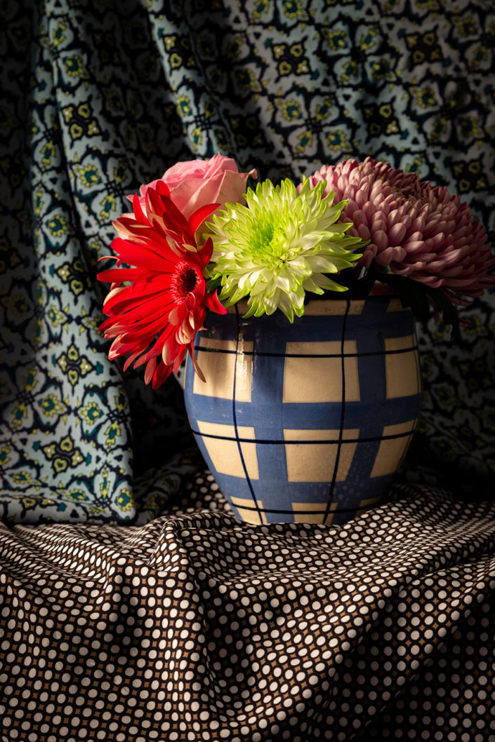 Stillleben mit verschiedenen Blumen in einem Blumentopf arrangiert