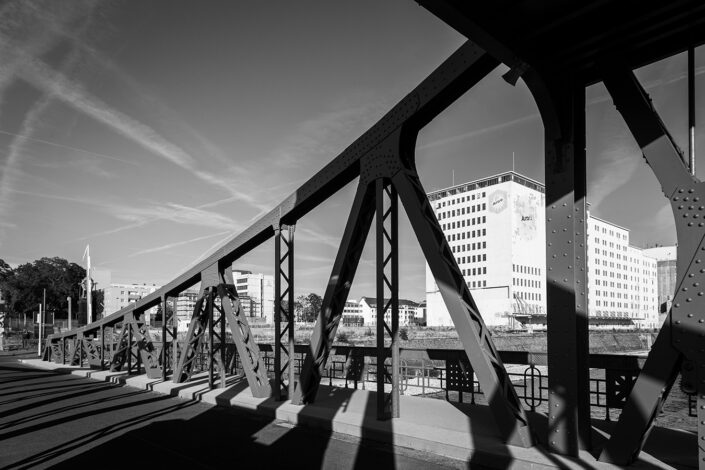 Drehbrücke im Deutzer Hafen mit Blick auf das Hafengebiet