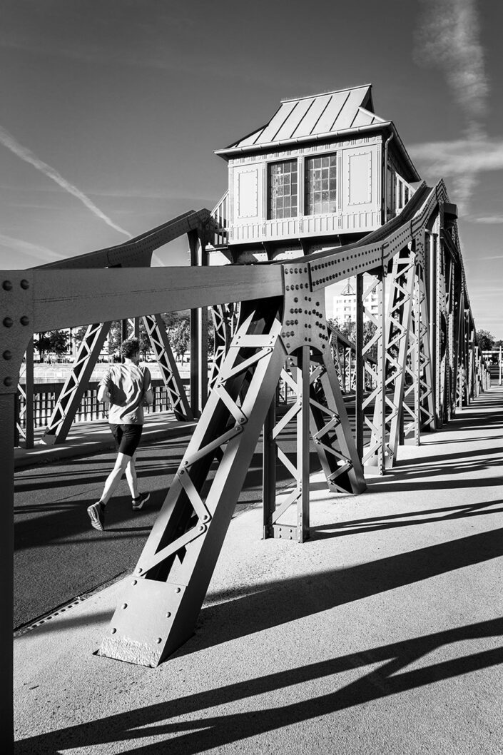 Jogger auf der Drehbrücke im Deutzer Hafen