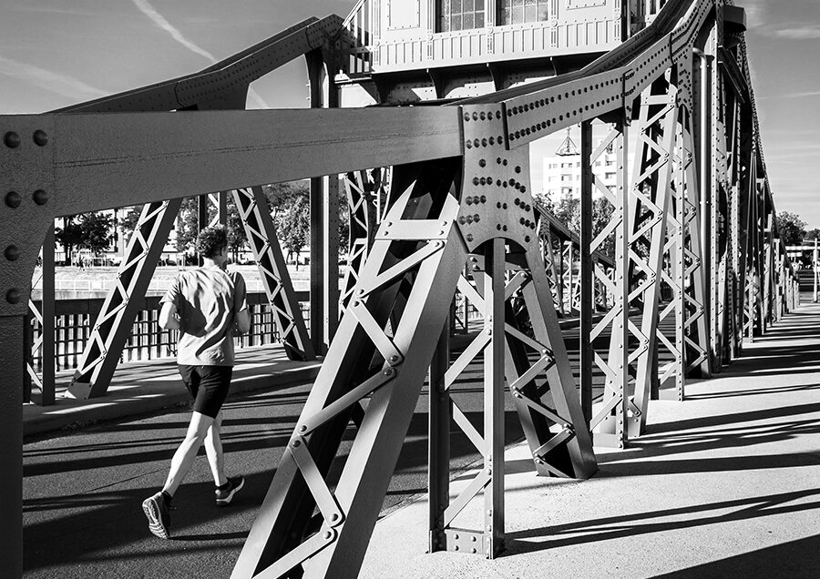 Jogger auf der Drehbrücke im Deutzer Hafen