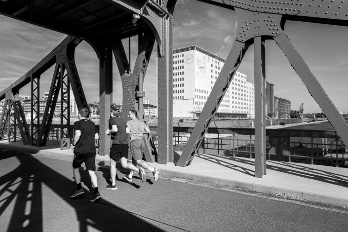 Jogger auf der Drehbrücke im Deutzer Hafen