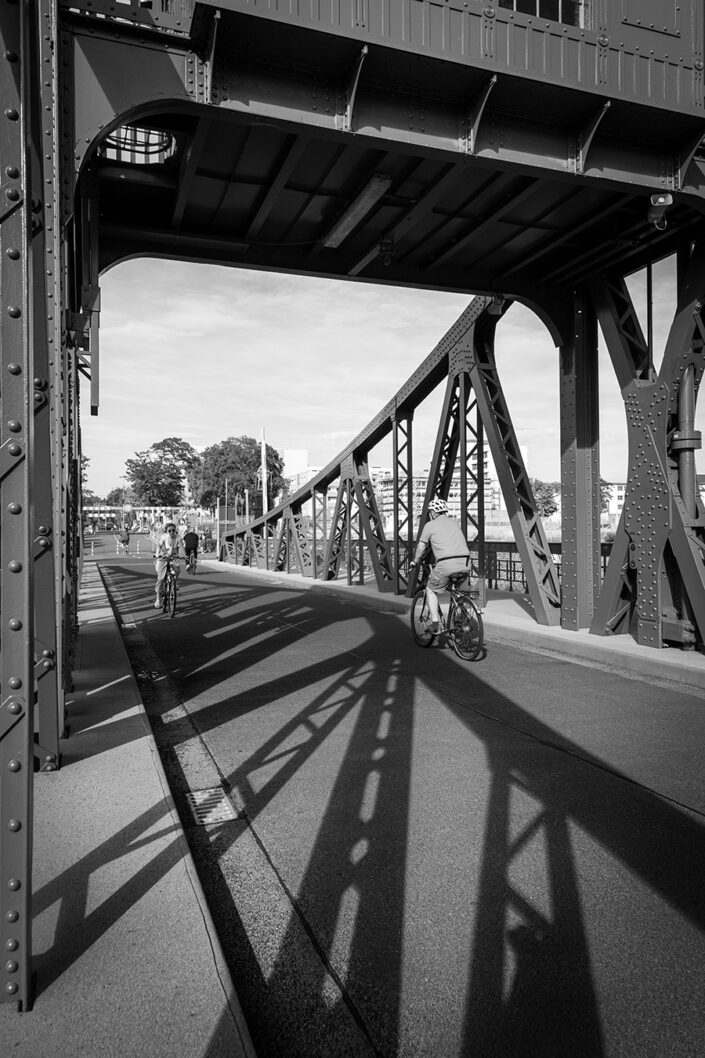 Fahrrad auf der Drehbrücke im Deutzer Hafen