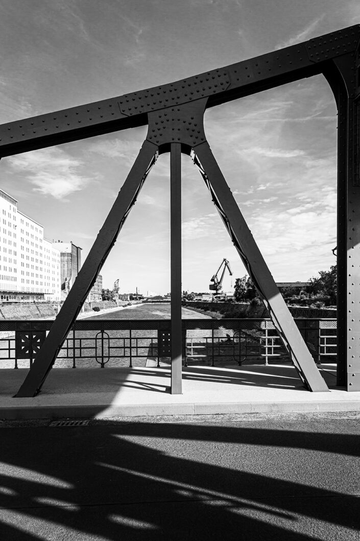 Drehbrücke im Deutzer Hafen mit Blick auf das Hafengebiet