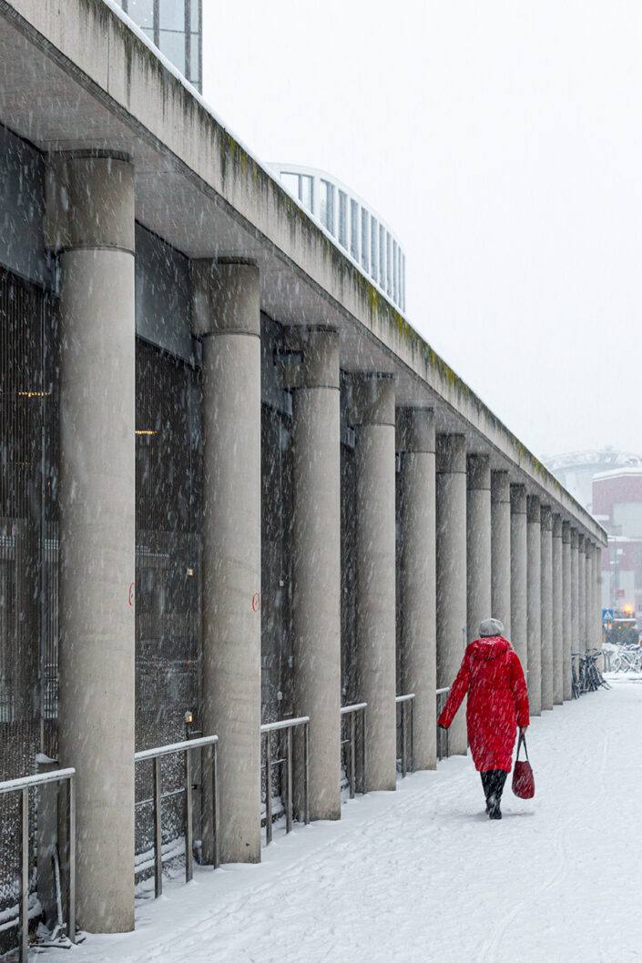 Fußgängerin am Kölner Hauptbahnhof, bei Schneesturm