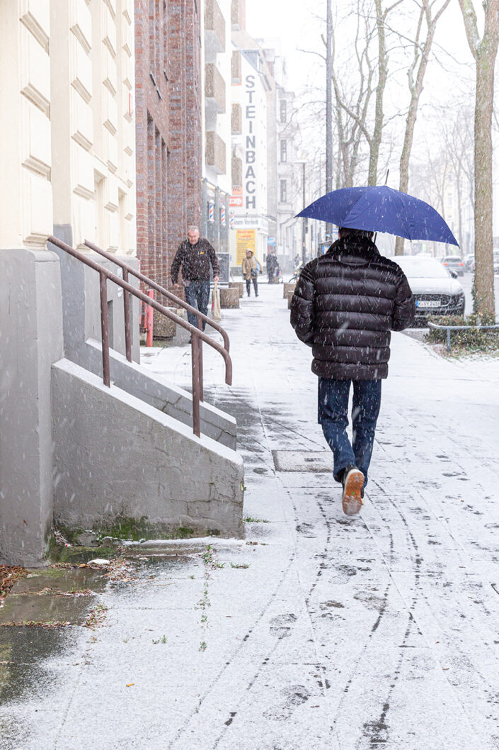 Fußgänger auf der Neusser Straße in Nippes, im Schnee