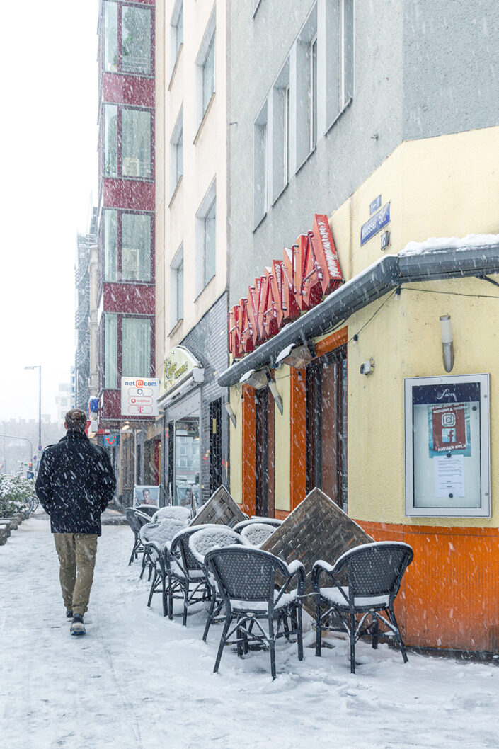 Schneebedeckte Tische und Stühle auf dem Gehsteig vor der Havana Bar in Köln Agnesviertel