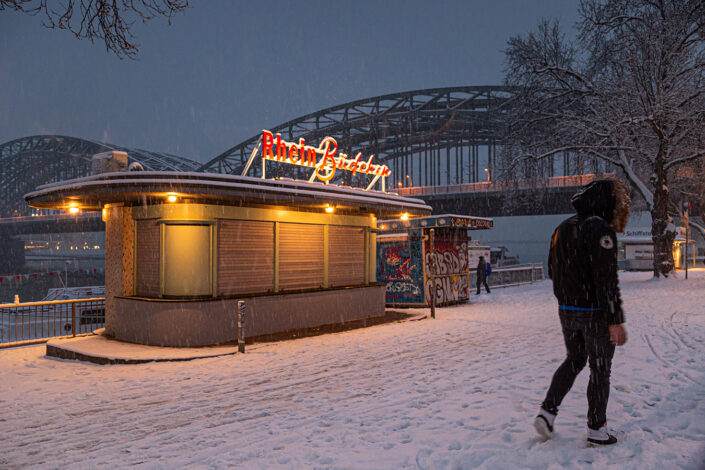 Kiosk Rhein Büdchen bei Nacht und Schneesturm, in der Kölner Altstadt