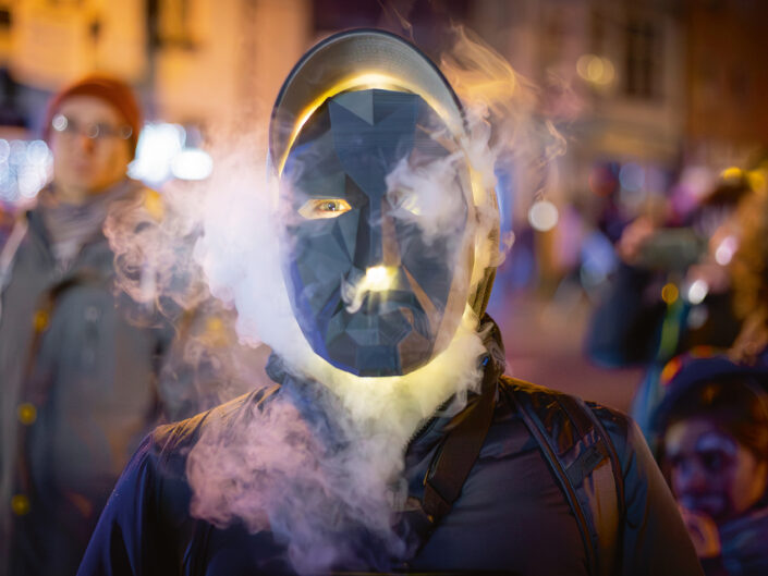 Freie Fotografie: Mann mit Maske in einer Straßenszene