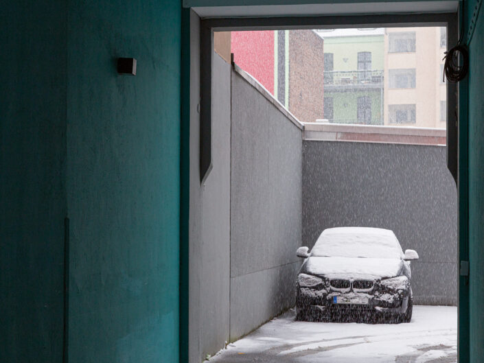 Freie Fotografie: Auto im Schnee in einem Hinterhof