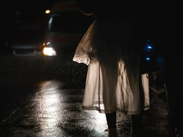 Street-Fotografie bei Nacht: Beine im Tüllrock