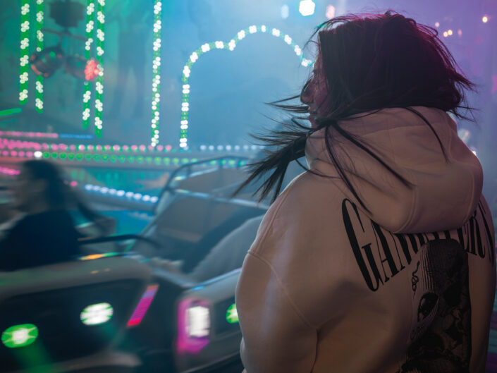 Street-Fotografie: Mädchen beim Autoscooter auf der Kirmes