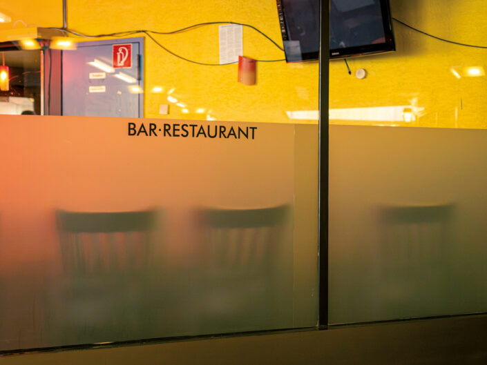 Freie Fotografie: Blick durch ein Fenster in eine Bar oder ein Restaurant