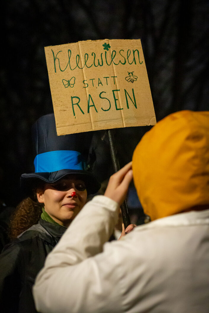 Politische Botschaft beim Geisterzug