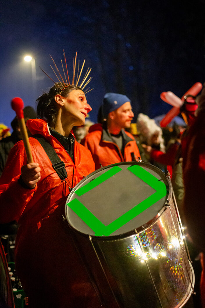 Trommlerin einer Sambaband beim Geisterzug 2024 in Köln