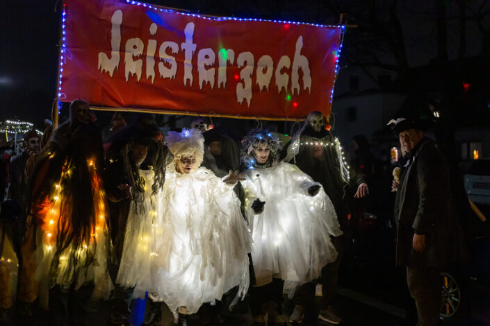 Teilnehmerinnen mit dem Banner und Logo Jeisterzoch