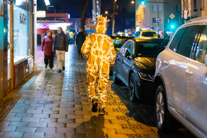 als Kuh maskierter Teilnehmer beim Geisterzug