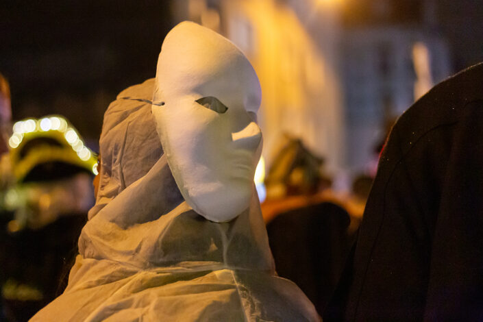 eine weiße Maske beim Geisterzug 2024