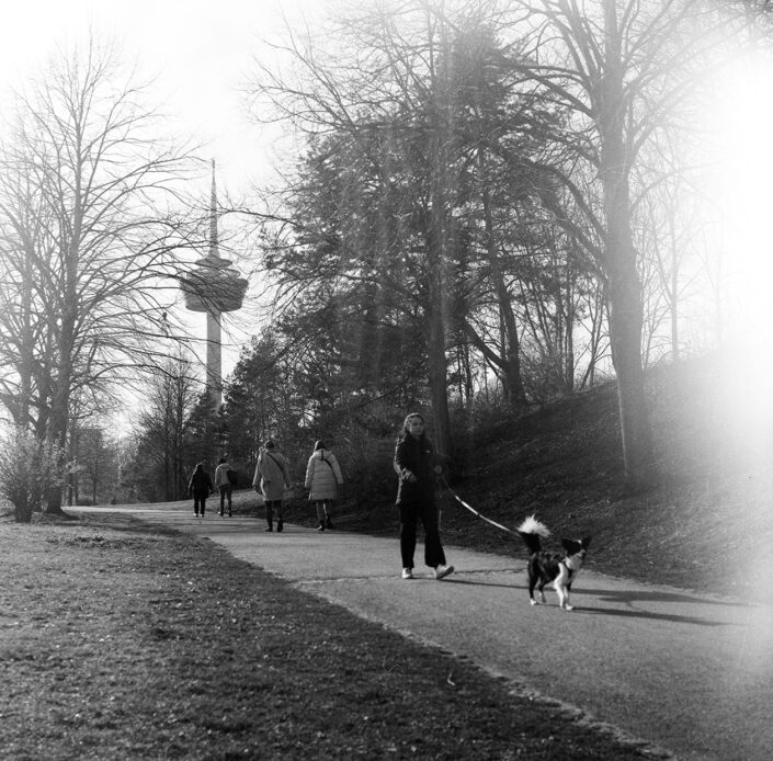 Spaziergänger im August-Sander-Park Köln, analog in Schwarz-Weiß fotografiert mit Kiew 88